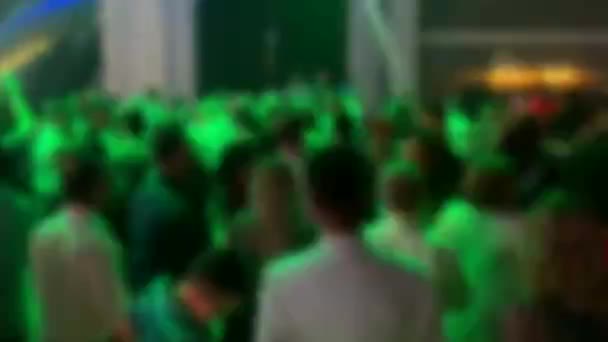 舞会上跳舞的人 婚礼上的娱乐节目在聚会上跳舞的人的轮廓 模糊的视野 — 图库视频影像