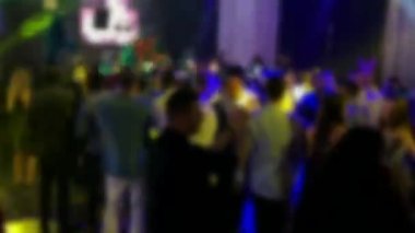 Partide dans eden insanlar. Düğündeki eğlence programı. Partide dans eden insanların siluetleri. Bulanık görüş. 4K