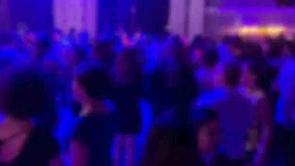 パーティーで人々を踊る 結婚式でのエンターテイメントプログラム パーティーで踊る人々のシルエット ぼやけた景色 — ストック動画