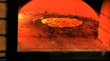 Gaz tuğlası fırınında pizza pişirmek. 4K