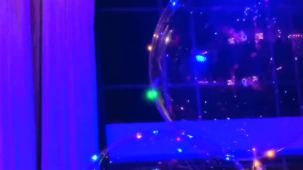 Grote Witte Transparante Ballonnen Als Decoratie Voor Kinderen Nieuwjaar Kerstmis — Stockvideo