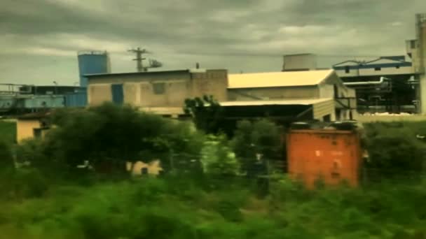 Tren Pasa Por Los Talleres Edificios Una Antigua Fábrica Abandonada — Vídeos de Stock