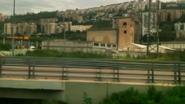 Χάιφα Ισραήλ Απριλίου 2019 Τρένο Περνάει Από Τις Δυτικές Συνοικίες — Αρχείο Βίντεο