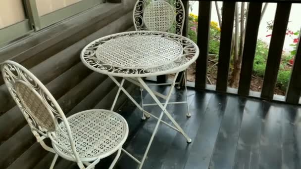 Dos Sillas Metal Blanco Una Pequeña Mesa Redonda Una Terraza — Vídeo de stock