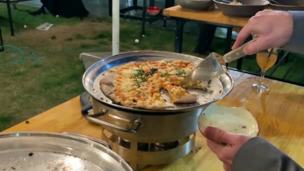 Pizza Trozos Rebanadas Bandeja Metal Sobre Fondo Mesa Madera Con — Vídeo de stock