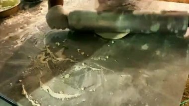 Hamur, domates sosu ve peynirden pizza yapma süreci. Hamuru yuvarlamak, domates sosu ve rendelenmiş peynir sürmek. Zaman aşımı. 4K