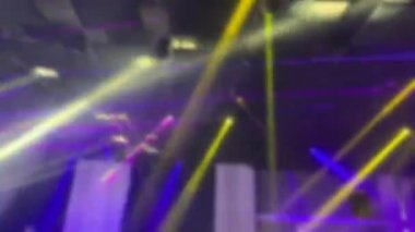 Şölen salonunda lazer neon ışıklar yanıp sönüyor ve parlıyor. 4K