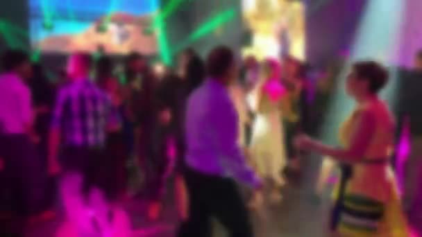舞会上跳舞的人 婚礼上的娱乐节目在聚会上跳舞的人的轮廓 模糊的视野 — 图库视频影像
