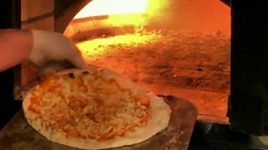 Gaz tuğlası fırınında pizza pişirmek. 4K