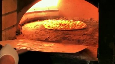 Gaz tuğlası fırınında pizza pişirmek. 4K