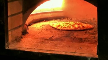 Gaz tuğlası fırınında pizza pişirmek. Ağır çekim. 4K