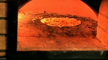 Gaz tuğlası fırınında pizza pişirmek. Ağır çekim. 4K