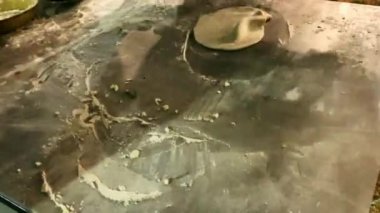 Hamur, domates sosu ve peynirden pizza yapma süreci. Hamuru yuvarlamak, domates sosu ve rendelenmiş peynir sürmek. Zaman aşımı. 4K