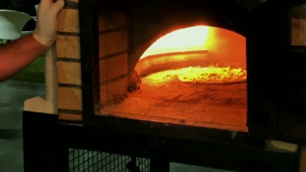 ガスレンガポータブルオーブンでピザ料理 — ストック動画
