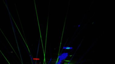 Şölen salonunda lazer neon ışıklar yanıp sönüyor.