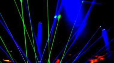 Şölen salonunda lazer neon ışıklar yanıp sönüyor.