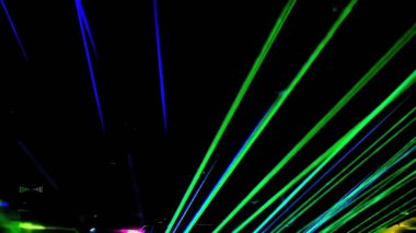 Şölen salonunda lazer neon ışıklar yanıp sönüyor.