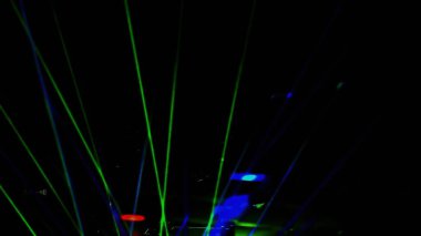 Şölen salonunda lazer neon ışıklar yanıp sönüyor.