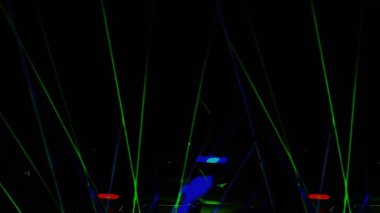 Şölen salonunda lazer neon ışıklar yanıp sönüyor.