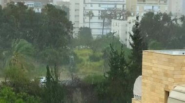 Büyük Akdeniz kasabasında bazen yoğun tropikal yağmur dolu yağar. Beşinci katın açık penceresinden bak. 4K