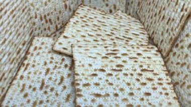 Yahudi Matzah ekmek arka planı. Yahudi bayramı için Matzah. Seçici yumuşak odaklanma. HD