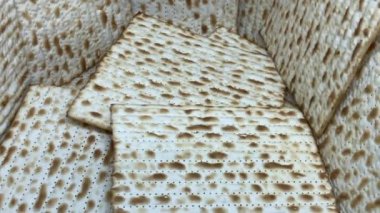 Yahudi Matzah ekmek arka planı. Yahudi bayramı için Matzah. Seçici yumuşak odaklanma. HD