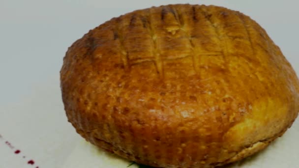 丸みを帯びた柔らかい茶色の自家製チーズ アディゲチーズ — ストック動画