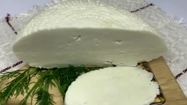 圆圆的软白色自制切片奶酪 绿色的Adyghe奶酪躺在木板上 — 图库视频影像