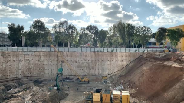 Grube Für Den Bau Eines Mehrstöckigen Gebäudes Unterirdisches Durchgehendes Mauerfundament — Stockvideo
