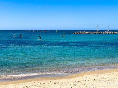 Akdeniz 'de. Yatlar, rüzgar sörfü, mavi gökyüzünde sörf.