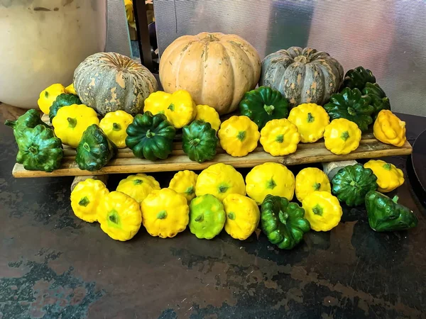 Diverse Piccole Grandi Varietà Zucche Apparecchiate Sulla Tavola Mercato Interno — Foto Stock