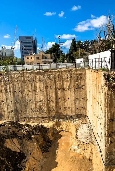 複数階建ての建物の建設のためのピット 地下連続壁基礎工法 — ストック写真