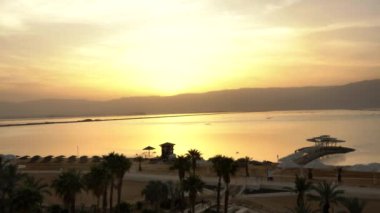 Gün doğumunda Ürdün dağları üzerinde ölü deniz. 4K