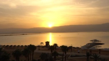 Gün doğumunda Ürdün dağları üzerinde ölü deniz. 4K
