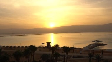 Gün doğumunda Ürdün dağları üzerinde ölü deniz. 4K