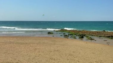 Uçurtma sörfçüsü deniz dalgalarında süzülür. HD
