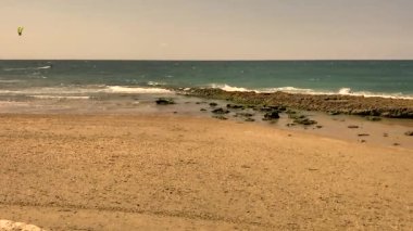 Uçurtma sörfçüsü deniz dalgalarında süzülür. HD