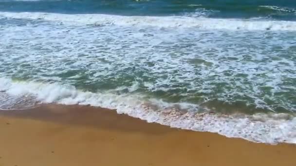 Playa Arena Día Soleado Mar Olas Marea Océano Cálido Día — Vídeo de stock