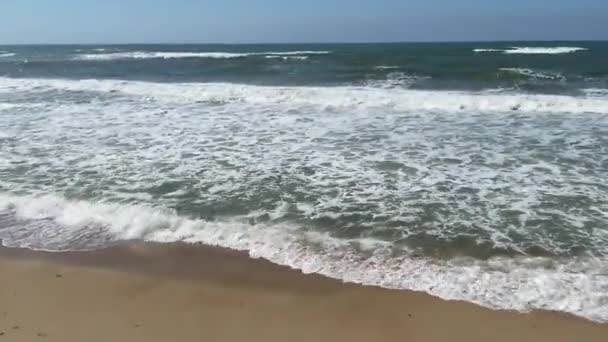 Zandstrand Een Zonnige Dag Aan Zee Getijdegolven Oceaan Een Warme — Stockvideo