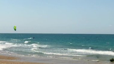 Uçurtma sörfçüsü deniz dalgalarında süzülür. HD