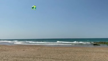 Uçurtma sörfçüsü deniz dalgalarında süzülür. HD