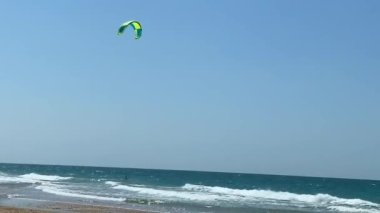 Uçurtma sörfçüsü denize düşen deniz dalgalarında süzülür. HD