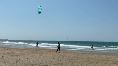 Tel Aviv, İsrail - 5 Mayıs 2021: Deniz sahilinde uçurtma sörfçüsü.