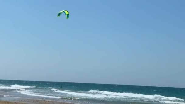 Kite Surfer Glider Havets Bølger Falder Vand – Stock-video