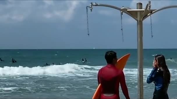 이스라엘 아비브 2021 지중해 해변에서 샤워와 서핑을 — 비디오