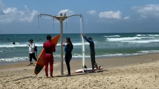 Tel Aviv Israël Mei 2021 Serveren Onder Douche Serveren Bij — Stockvideo