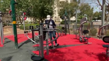 Çok katlı bir binanın avlusunda yeni spor eğitim kompleksi. Simülatördeki kadın. HD