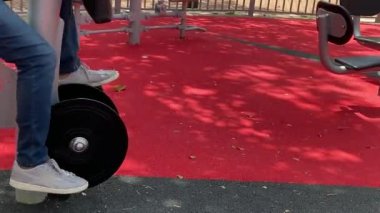 Çok katlı bir binanın avlusunda yeni spor eğitim kompleksi. Simülatördeki kadın. HD