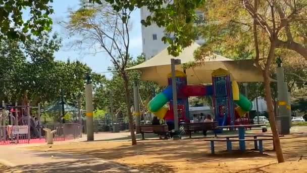 Neuer Trainingskomplex Und Kinderspielplatz Hof Eines Mehrstöckigen Gebäudes — Stockvideo