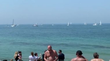 Tel Aviv, İsrail - 15 Nisan 2021: İsrail Bağımsızlık Günü, Akdeniz kıyılarında piknik. HD